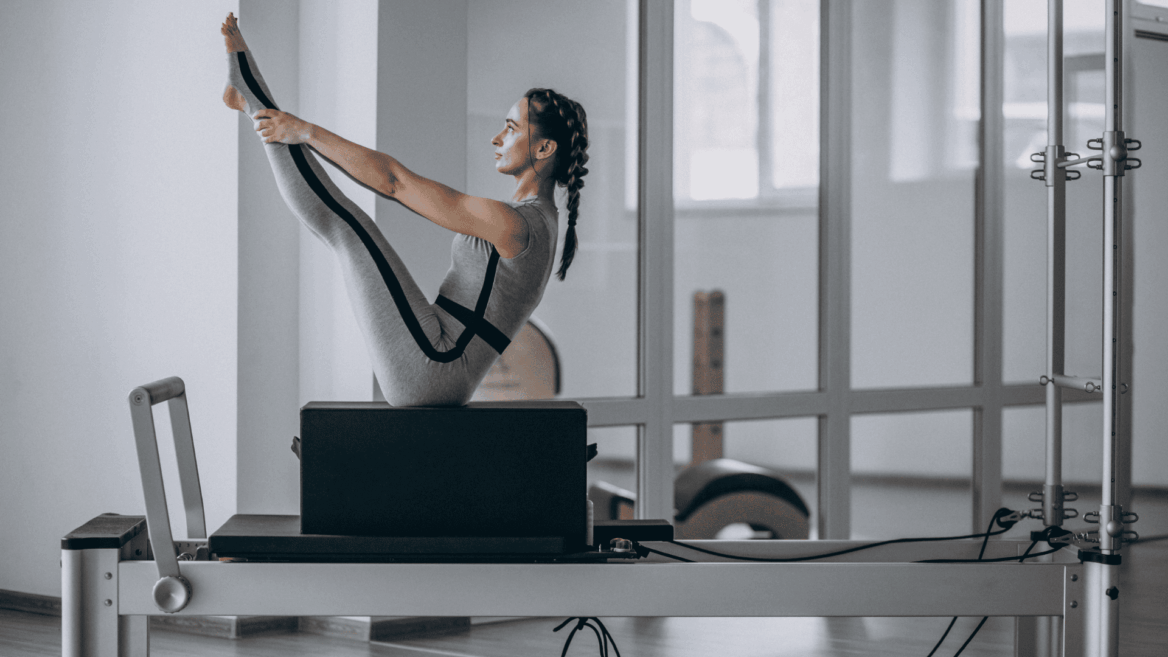 reformer de pilates: postura en v y equilibrio