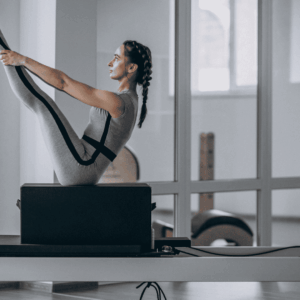reformer de pilates: postura en v y equilibrio