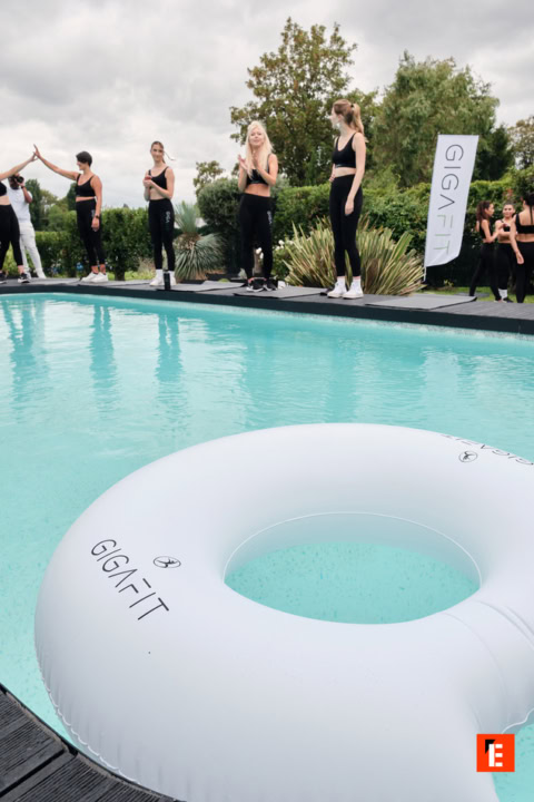 groupe fitness gigafit au bord de la piscine