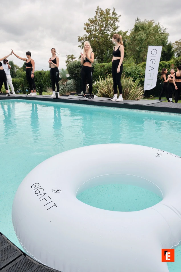 groupe fitness gigafit au bord de la piscine