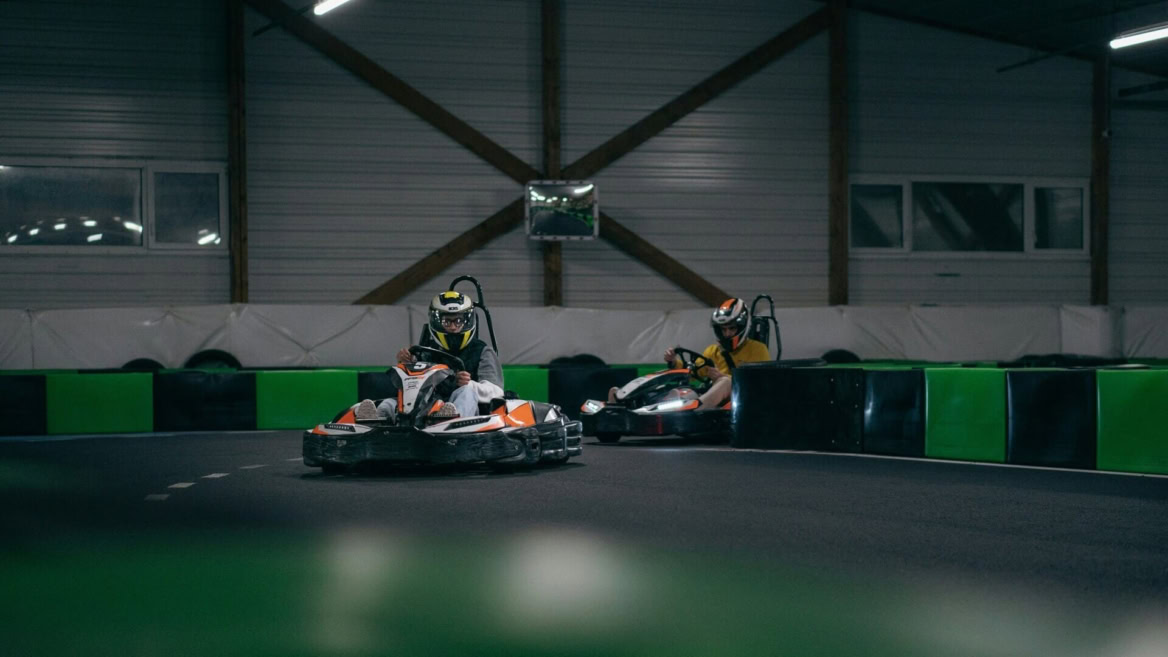 virage serré au karting intérieur