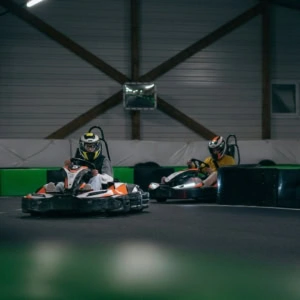 virage serré au karting intérieur
