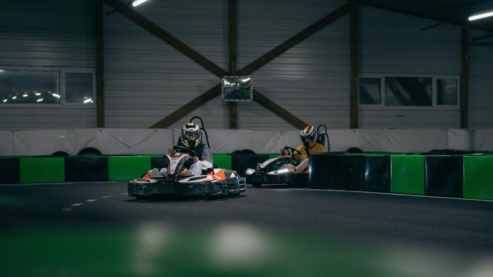 virage serré au karting intérieur