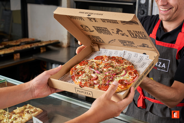 pizza recién horneada en caja para llevar