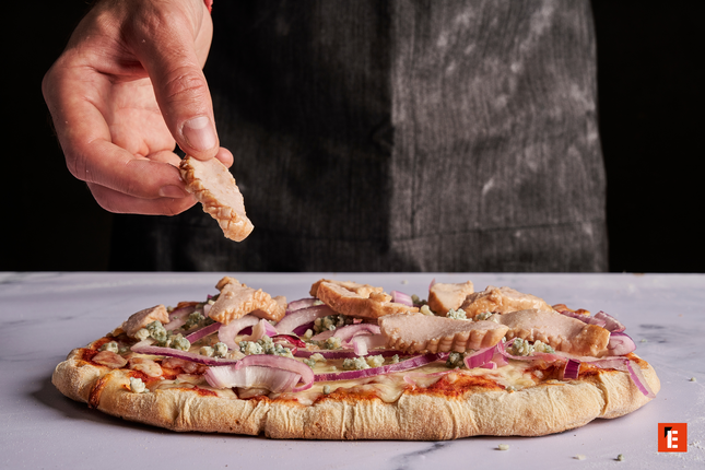 pizza rústica con pollo, queso azul y cebolla roja