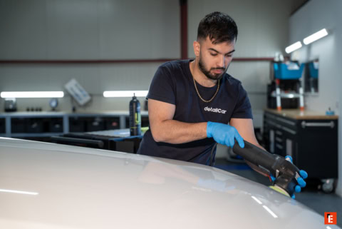 polissage professionnel du capot blanc en atelier