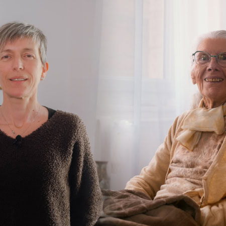 portrait intime : deux femmes Âgées complices