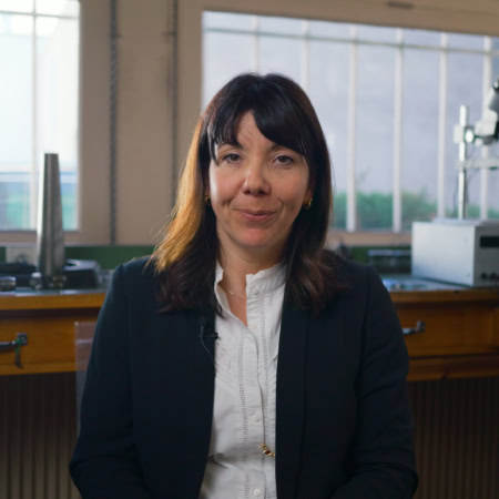 portrait dune technicienne en atelier de précision