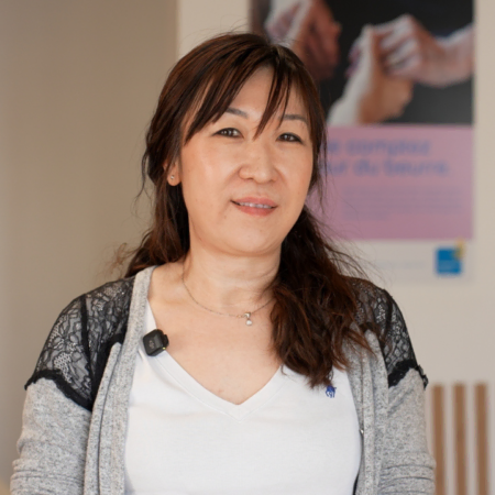 portrait de professionnelle souriante en interview