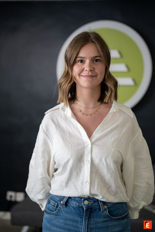 portrait professionnel femme chemise blanche et jeans