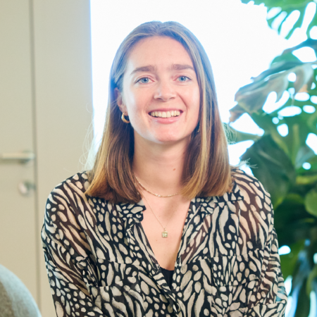 portrait dune jeune femme souriante au bureau