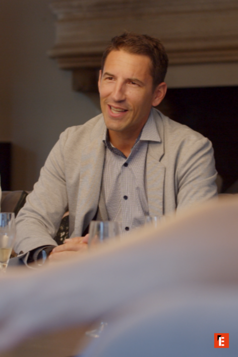 portrait dhomme en conversation conviviale