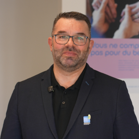 conférencier en blazer, lunettes et micro cravate