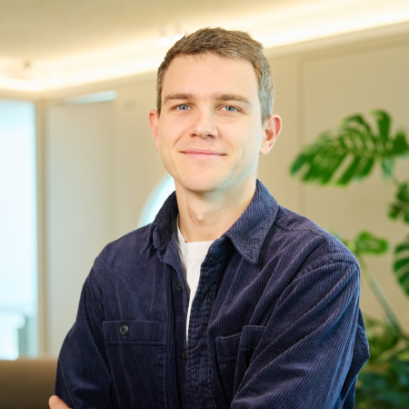 portrait professionnel dun homme au bureau moderne
