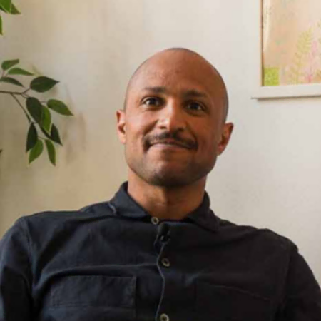 portrait dhomme en interview avec micro cravate