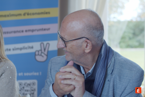 portrait homme mature souriant, lunettes et Écharpe