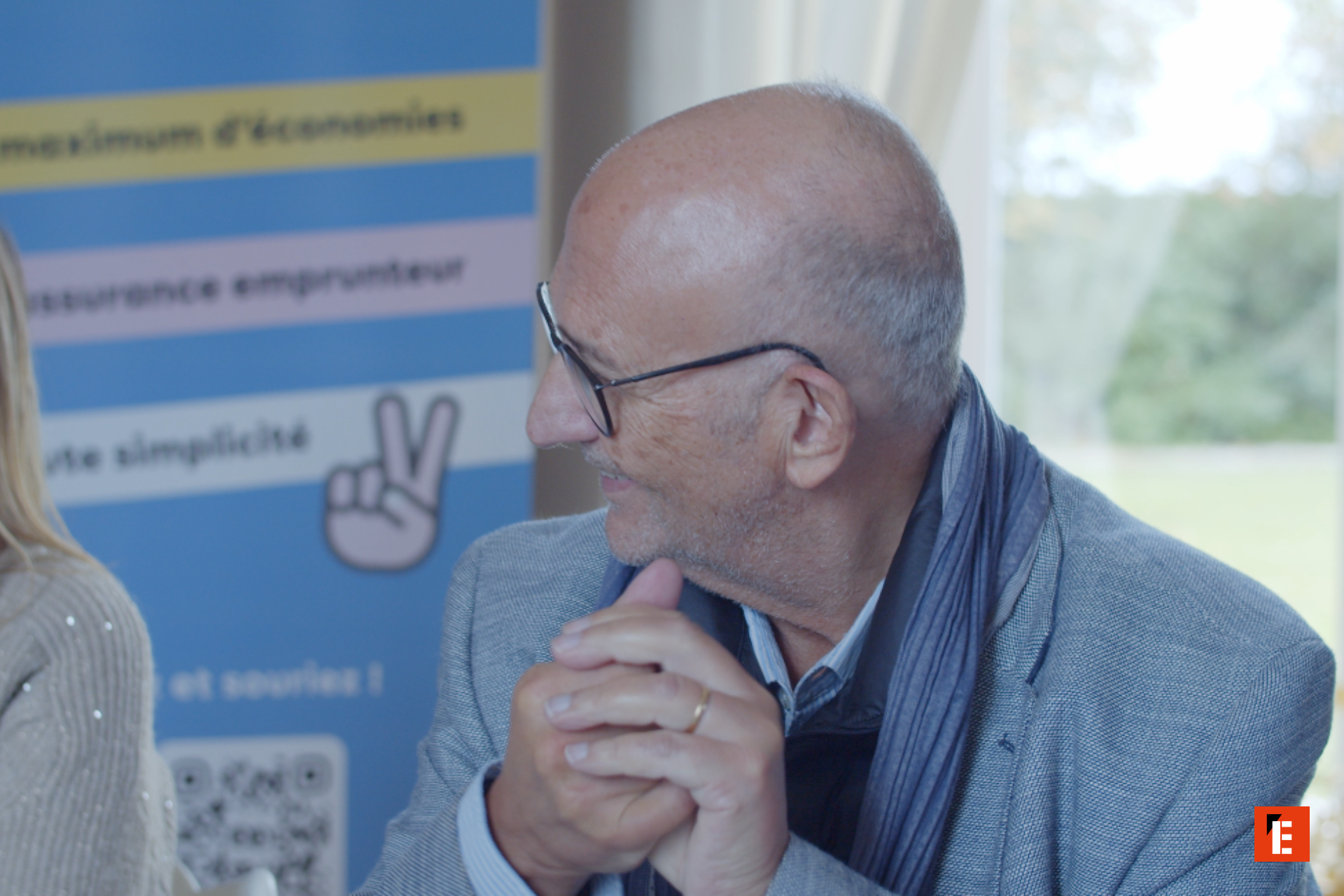 portrait homme mature souriant, lunettes et Écharpe