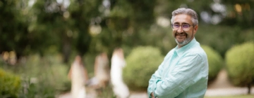 portrait professionnel dun homme souriant au jardin