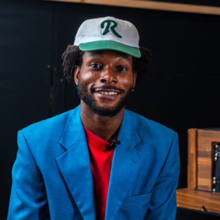 portrait danimateur de podcast en studio