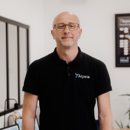 portrait professionnel en polo alysia au bureau