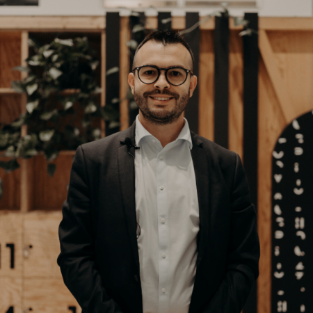 portrait professionnel dhomme en blazer avec micro