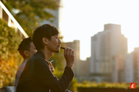profil dun homme vapotant au coucher de soleil en ville