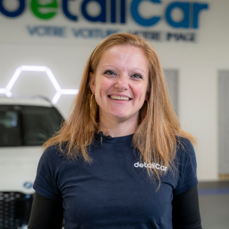 technicienne auto souriante en atelier de detailing