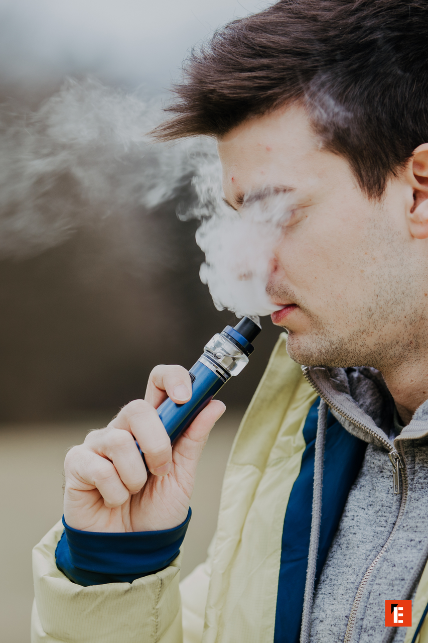 gros plan d’un vapoteur exhalant un nuage de vapeur
