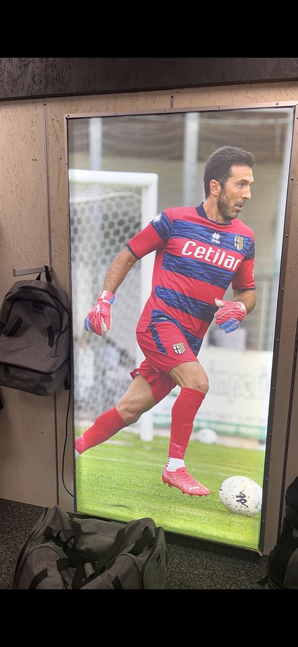 leuchtkasten poster: torwart in rot im umkleideraum