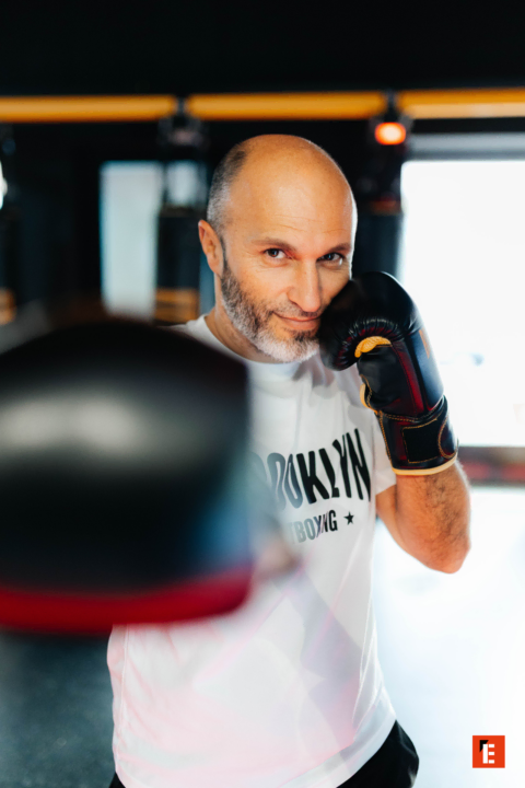 pugile in primo piano con guantone in palestra