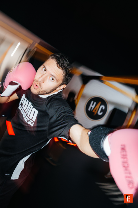 pugile in primo piano con guantoni rosa