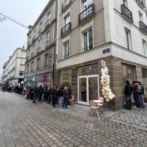 file dattente devant boutique décorée de ballons