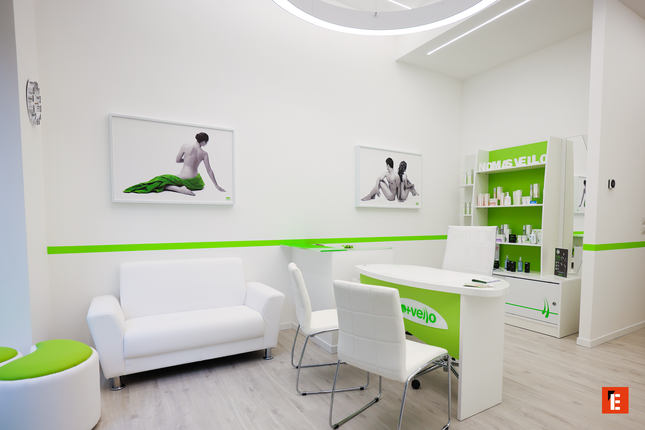 reception moderna verde e bianca per centro estetico