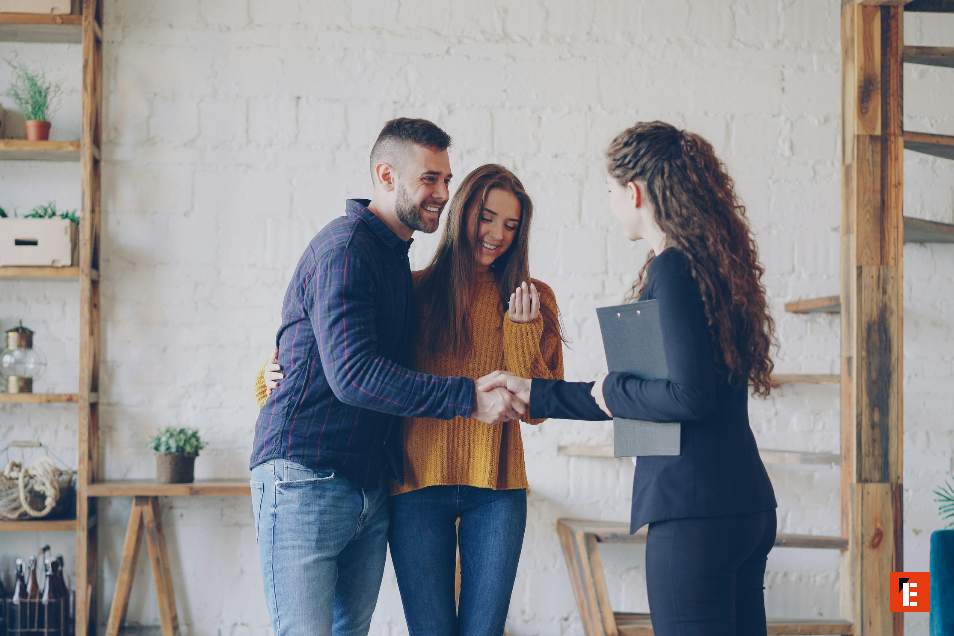 couple recevant les clés de leur logement