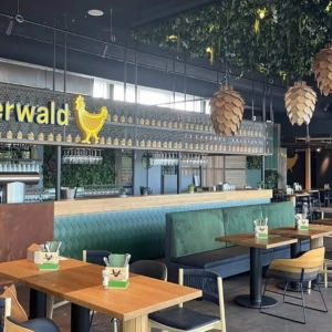intérieur wienerwald : bar central et banquettes vertes