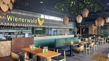 intérieur wienerwald : bar central et banquettes vertes