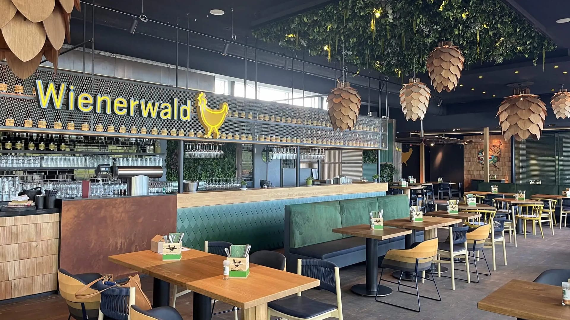 intérieur wienerwald : bar central et banquettes vertes
