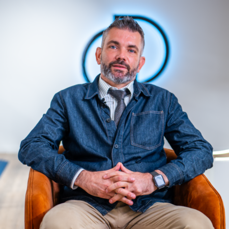 entrevista a empresario de calzado en showroom