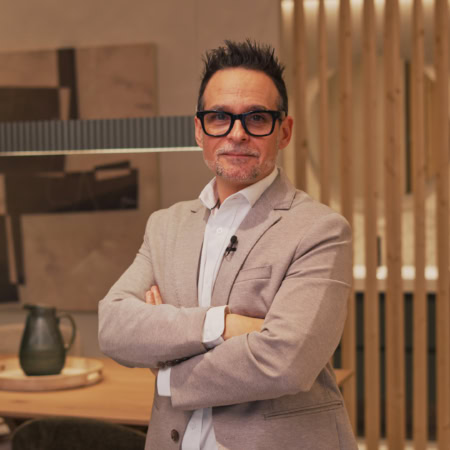 hombre profesional con blazer beige en interior moderno