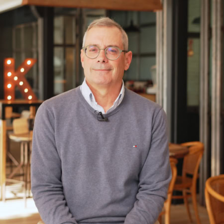 retrato de hombre en café con micrófono