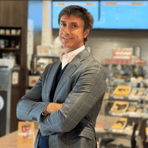 retrato profesional de hombre en cafetería