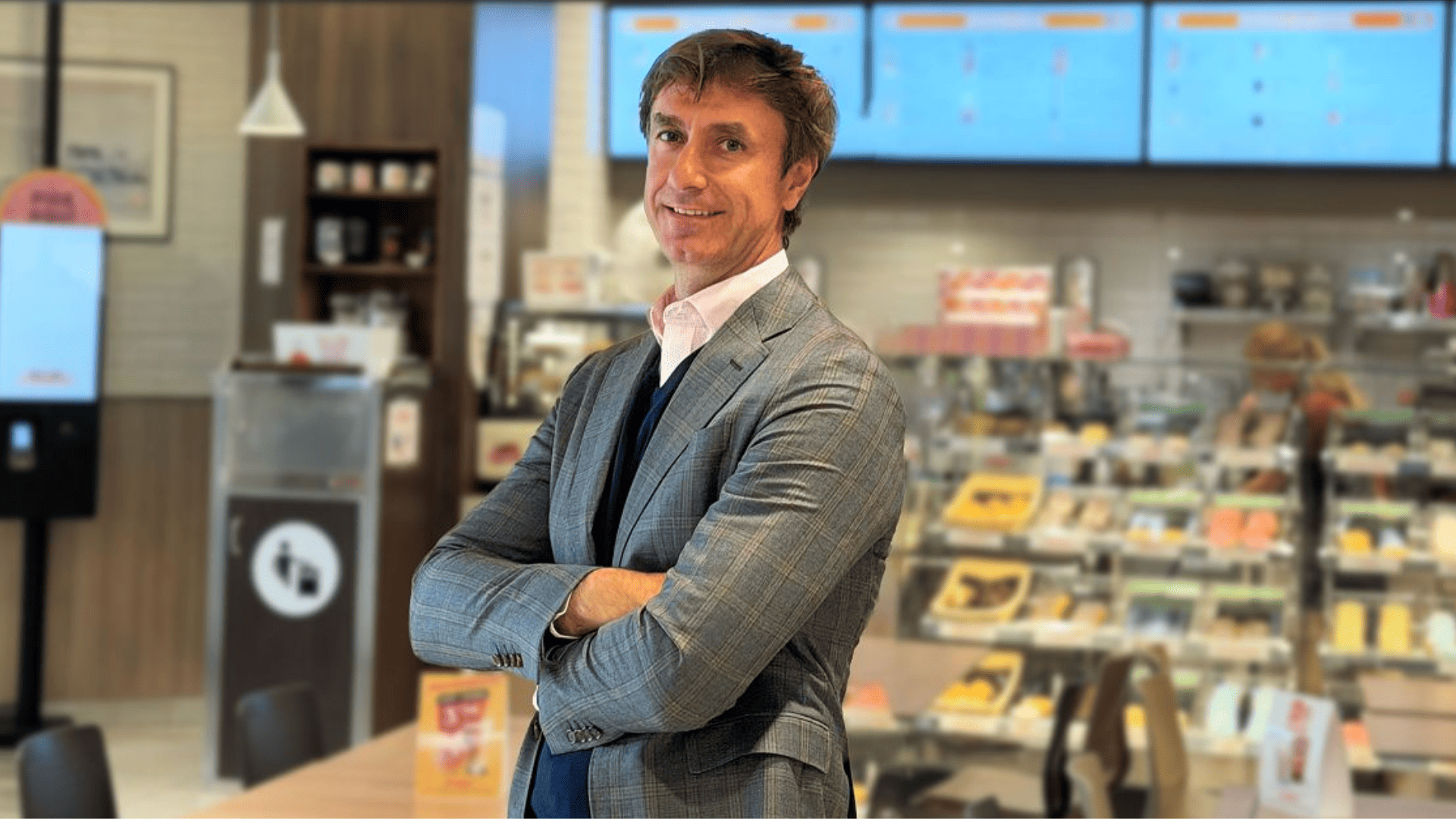 retrato profesional de hombre en cafetería