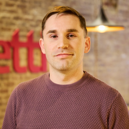 retrato de joven con suéter malva en café