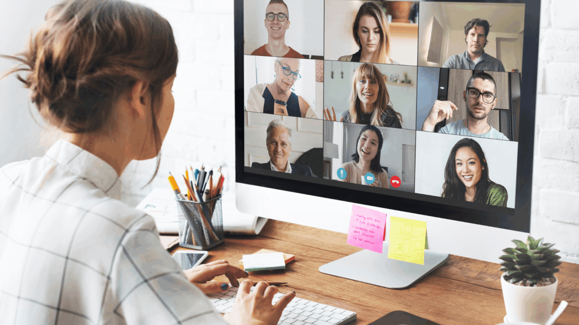 mujer en videoconferencia desde escritorio organizado