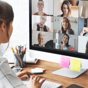 mujer en videoconferencia desde escritorio organizado