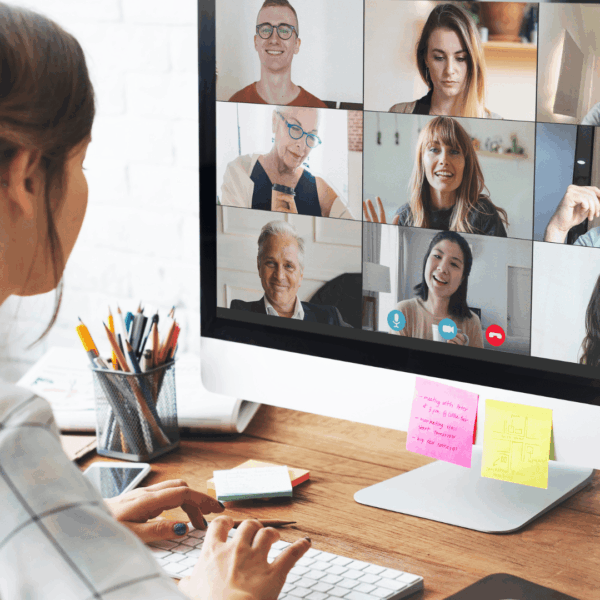 mujer en videoconferencia desde escritorio organizado