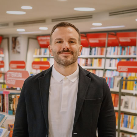 ritratto uomo in libreria moderna e accogliente