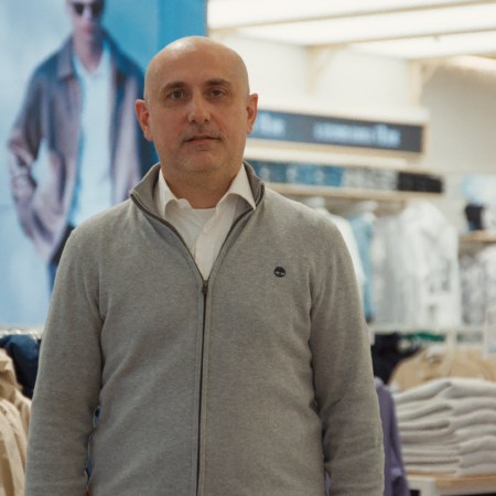 ritratto di uomo con maglione grigio in negozio