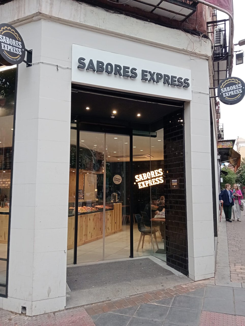 sabores express: panadería cafetería iluminada en esquina