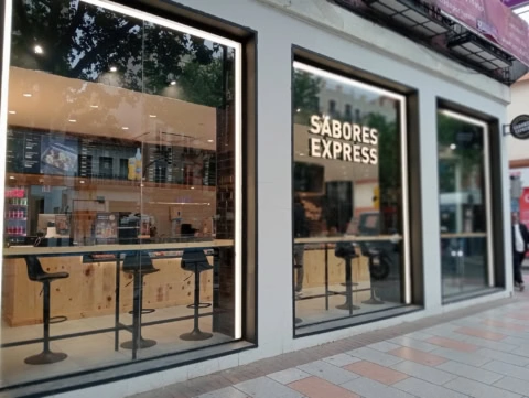 fachada de sabores express: cafetería para llevar